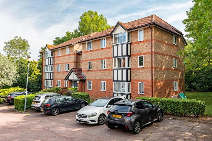 2 Bedroom Flat For Sale In Deer Close, Hertford, SG13