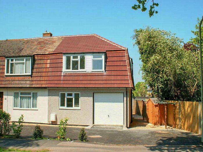 2 Bedroom Maisonette To Rent In Norreys Avenue, Wokingham, Berkshire, RG40