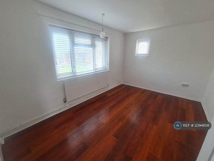 2 Bedroom Flat To Rent In Padnall Court, Romford, RM6