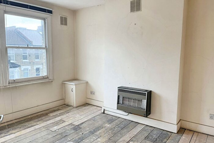 1 Bedroom Flat For Sale In Davisville Road, London, W12