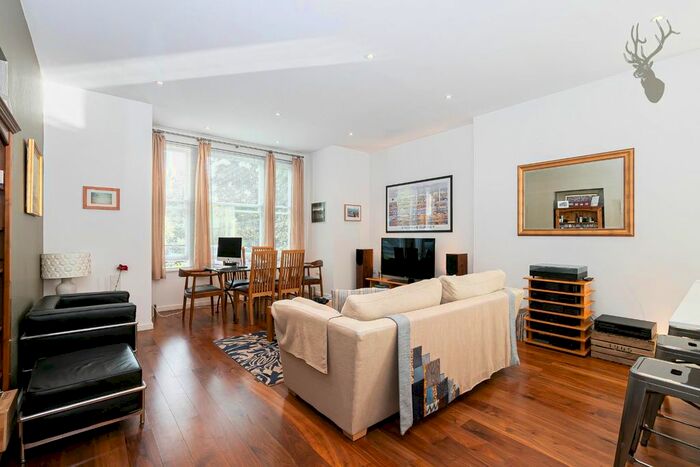 2 Bedroom Flat For Sale In Piercing Hill, Theydon Bois, Epping, CM16