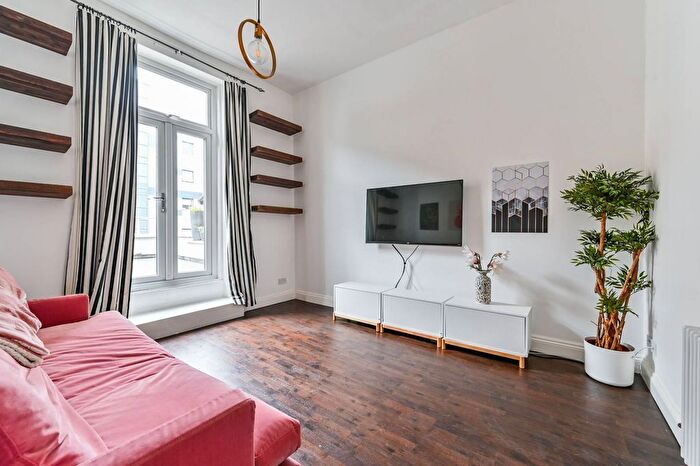 2 Bedroom Flat For Sale In Caledonian Road, Caledonian Road, London, N7