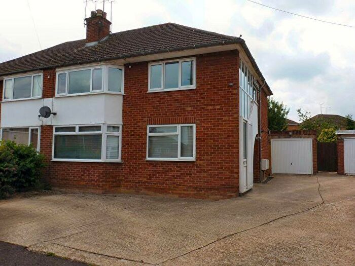 2 Bedroom Maisonette For Sale In Pinhill Road, Banbury, OX16