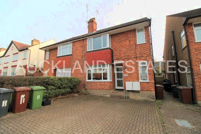 2 Bedroom Flat To Rent In Hill Rise, Potters Bar, EN6