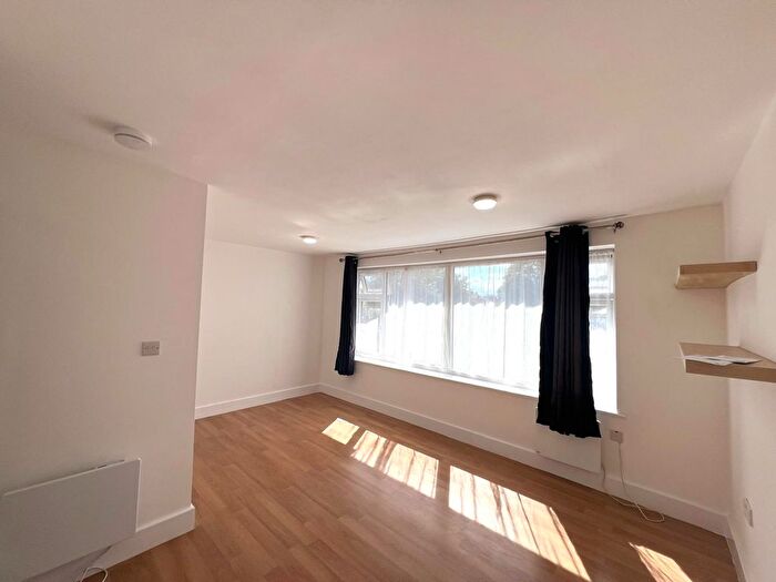 1 Bedroom Flat To Rent In Salliesfield, Kneller Road, Twickenham, TW2