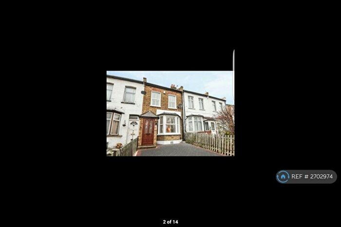 3 Bedroom Terraced House To Rent In Avenue Road, London, N14