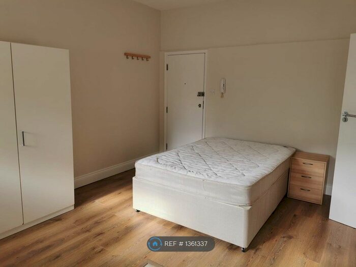 Studio To Rent In Wandsworth Road, London, SW8