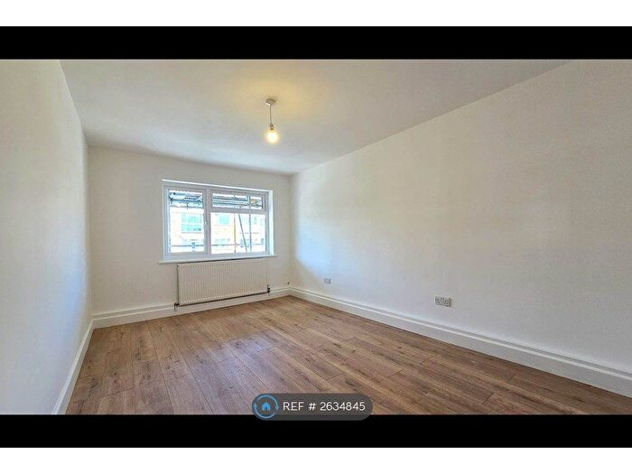 2 Bedroom Flat To Rent In Station Road, Cuffley, Potters Bar, EN6