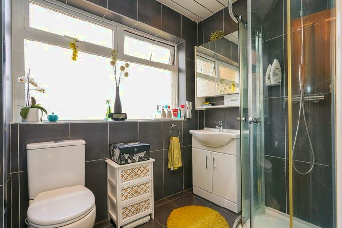 3 Bedroom End Of Terrace House For Sale In Brocklesby Drive, Allerton, Bradford, BD15