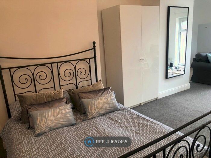 1 Bedroom Flat To Rent In Yew Tree Road, Slough, SL1