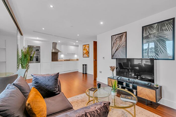 2 Bedroom Flat To Rent In Lincoln Plaza, London, E14