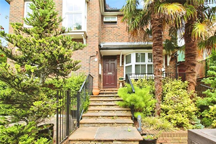 1 Bedroom Detached House To Rent In Dutch Gardens, Kingston Upon Thames, KT2