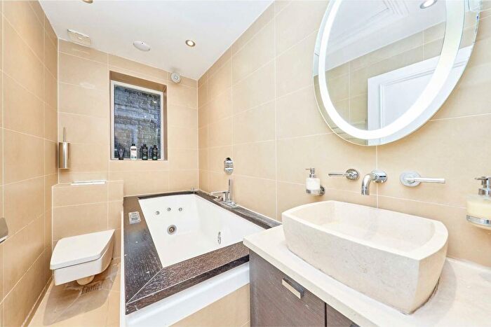 2 Bedroom Flat To Rent In Clapham Common South Side, London, SW4