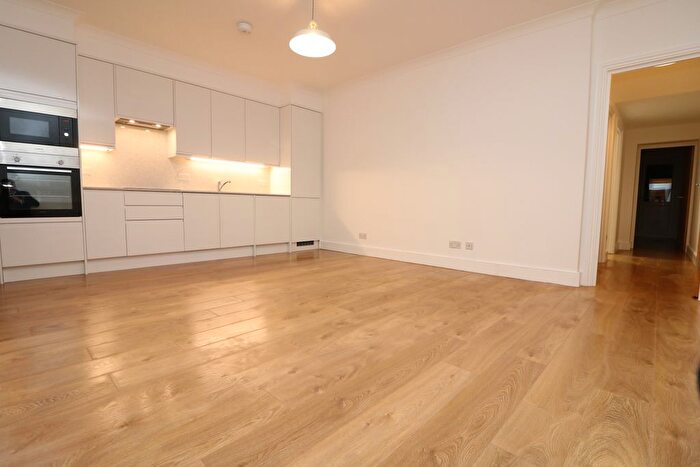2 Bedroom Flat To Rent In Graham Road, London, E8