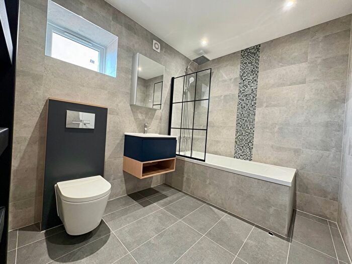 2 Bedroom Flat To Rent In Limes Grove, Lewisham, SE13