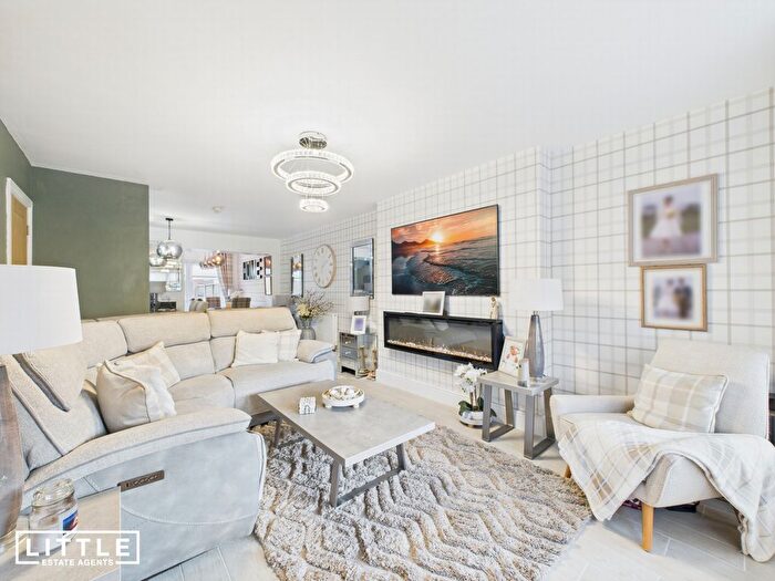 3 Bedroom Semi-detached House For Sale In Thorndyke Close, Rainhill, L35