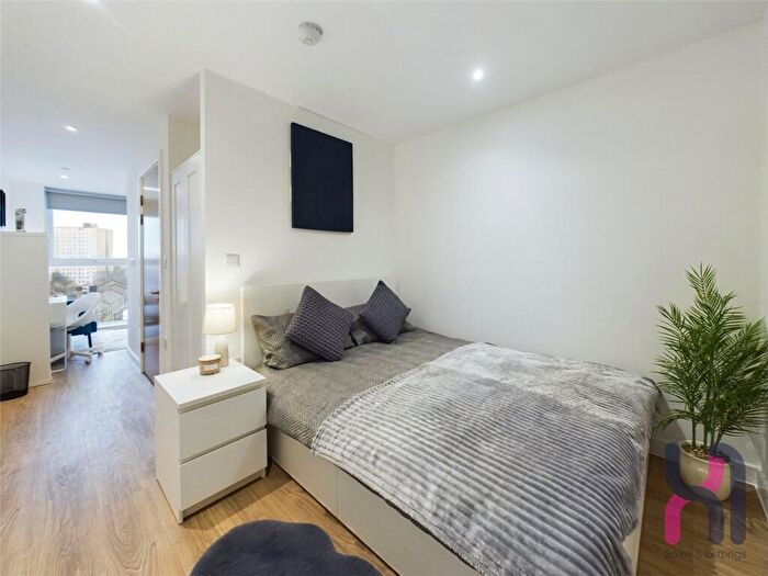 Flat To Rent In Frederick Road, Salford, M6