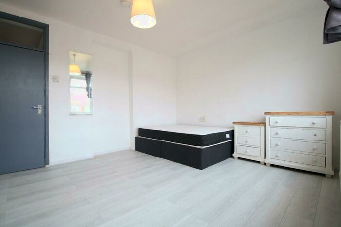 4 Bedroom Flat To Rent In Solander Gardens, London, E1