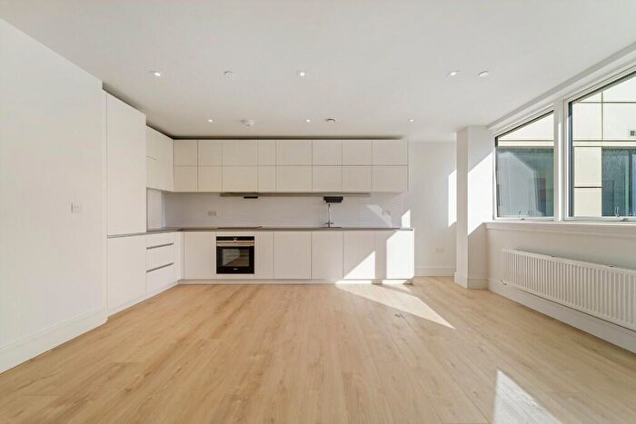 4 Bedroom Flat To Rent In Wood Lane, London, W12
