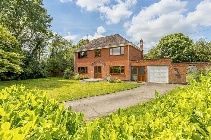 3 Bedroom Detached House For Sale In Fosse Way, Leamington Spa, Warwickshire, CV33