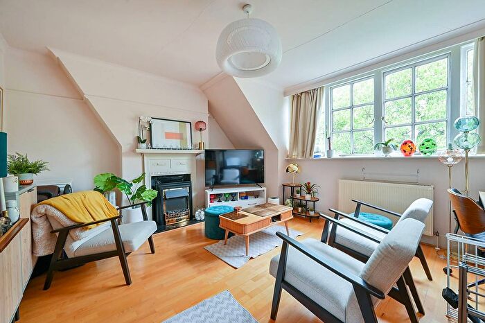 2 Bedroom Flat To Rent In Woodstock Road, Chiswick, London, W4