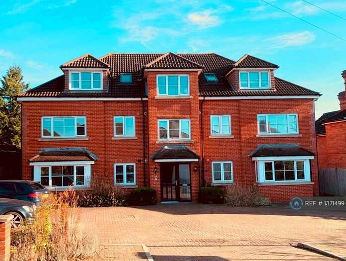 2 Bedroom Flat To Rent In Worplesdon Court, Guildford, GU2