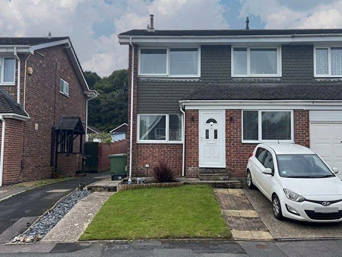 3 Bedroom Semi-Detached House For Sale In James Copse Road, Waterlooville, PO8