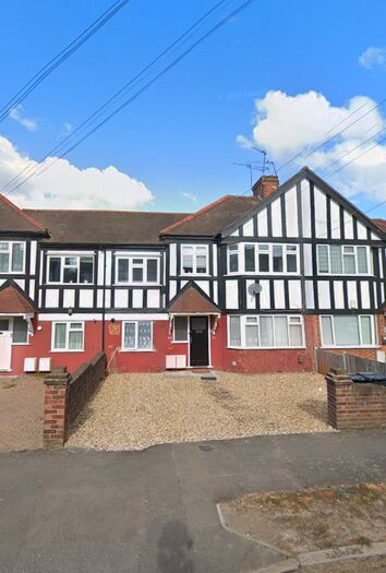 2 Bedroom Maisonette To Rent In Westview Drive, London, IG8