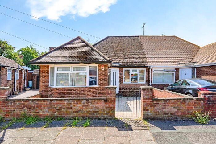 3 Bedroom Bungalow For Sale In Abingdon Road, Luton, Bedfordshire, LU4