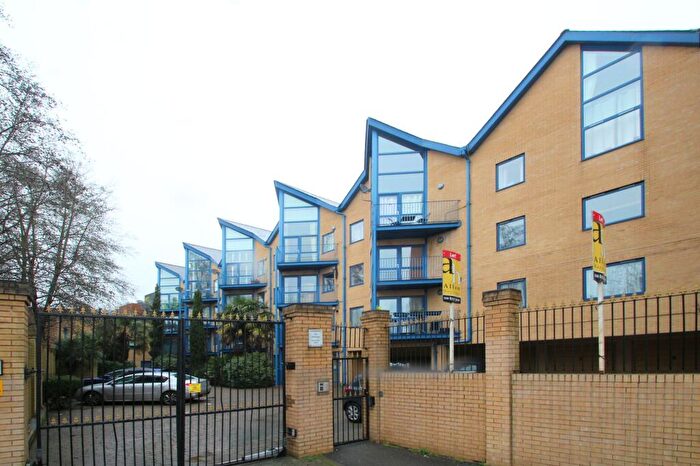 2 Bedroom Flat To Rent In St James Court, Edison Road, Bromley, BR2
