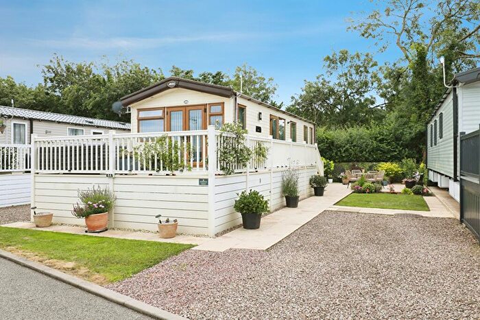 2 Bedroom Park Home For Sale In Rayford Park, Tiddington Road, Stratford-Upon-Avon, CV37