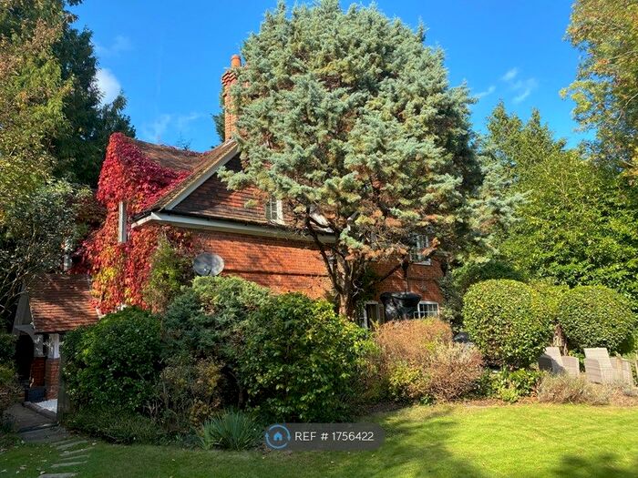 4 Bedroom Detached House To Rent In Bath Road, Knowl Hill, Reading, RG10