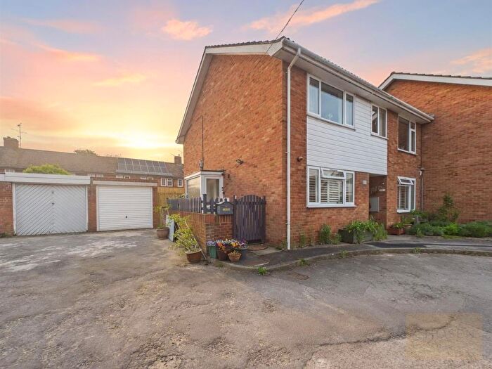 3 Bedroom Maisonette For Sale In Two Hedges Road, Bishops Cleeve, Cheltenham, GL52