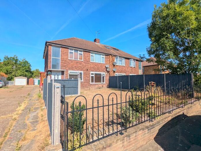 2 Bedroom Maisonette To Rent In Oak Way, Feltham, TW14