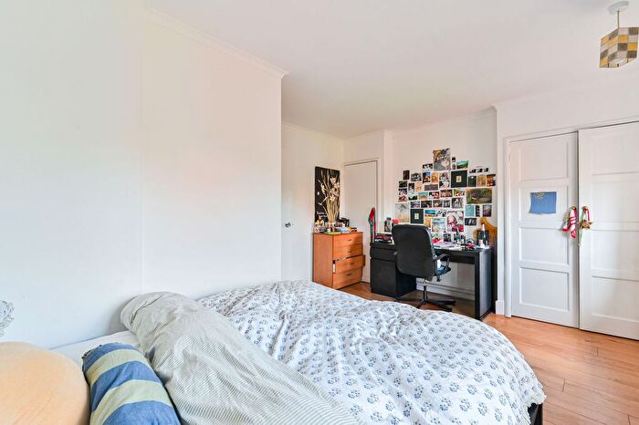 2 Bedroom Flat To Rent In East Acton, East Acton, London, W3