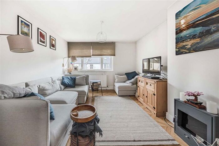 2 Bedroom Flat To Rent In Sandycombe Road, Kew, Richmond, TW9