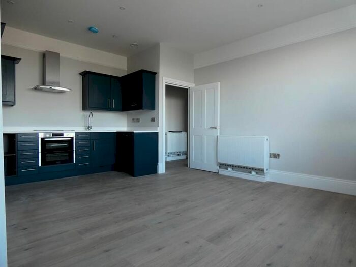 2 Bedroom Flat To Rent In C, Queens Drive, Malvern, Worcestershire, WR14