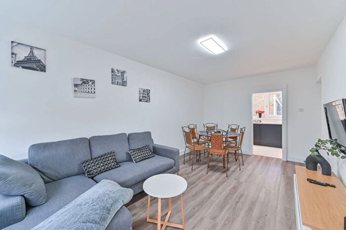 3 Bedroom Flat To Rent In Crownstone Road, Brixton, London, SW2