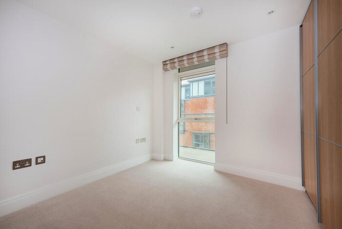 2 Bedroom Flat For Sale In Albert Bridge Road, London, SW11