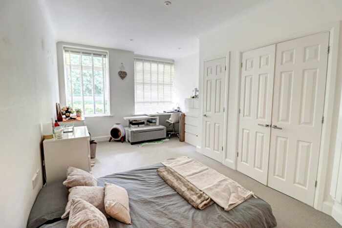 1 Bedroom Apartment For Sale In The Water Gardens, De Havilland Drive, Hazlemere, High Wycombe, HP15