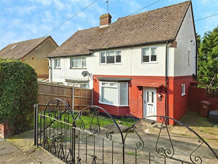 3 Bedroom Semi Detached House For Sale In Roosevelt Avenue, Chatham, ME5