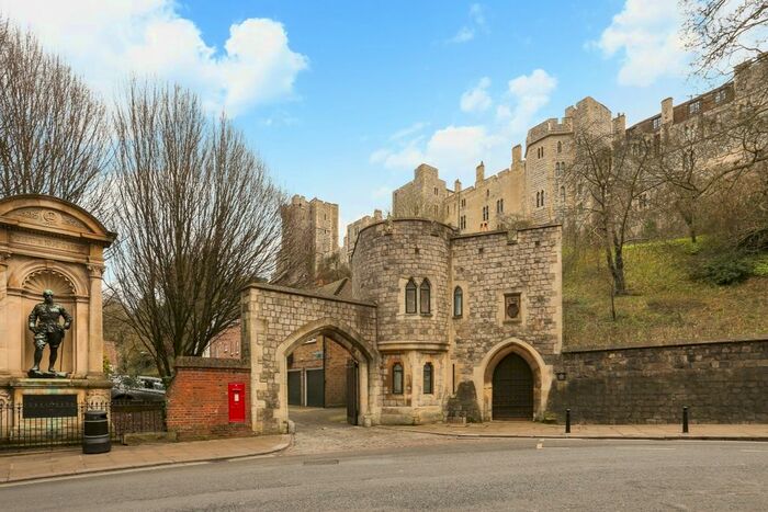 3 Bedroom Flat To Rent In Chapter Mews, Windsor, SL4