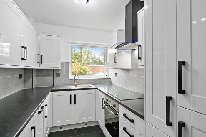 2 Bedroom Flat To Rent In Oatlands Drive, Weybridge, KT13