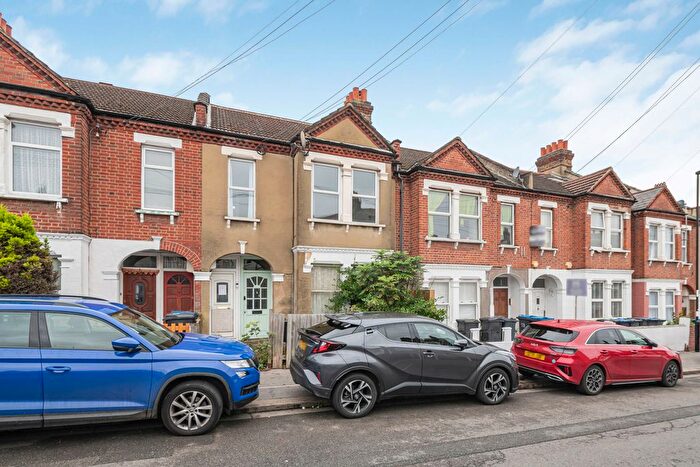 3 Bedroom Maisonette For Sale In Hythe Road, Thornton Heath, CR7