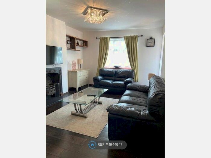 2 Bedroom Flat To Rent In Althorne Gardens, London, E18