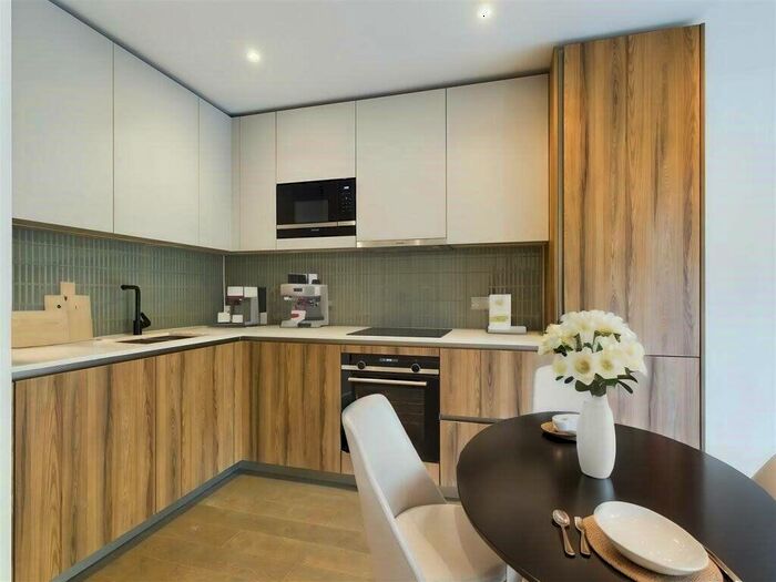 1 Bedroom Flat To Rent In Hawkbury Heights -, S32