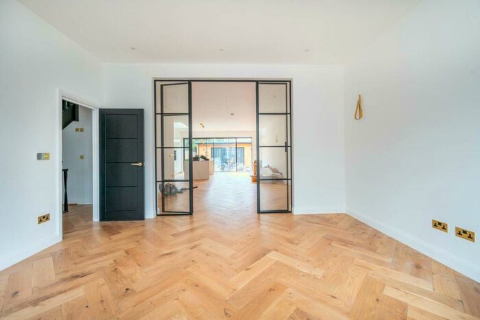 5 Bedroom Semi-Detached House To Rent In Barking, Barking, IG11