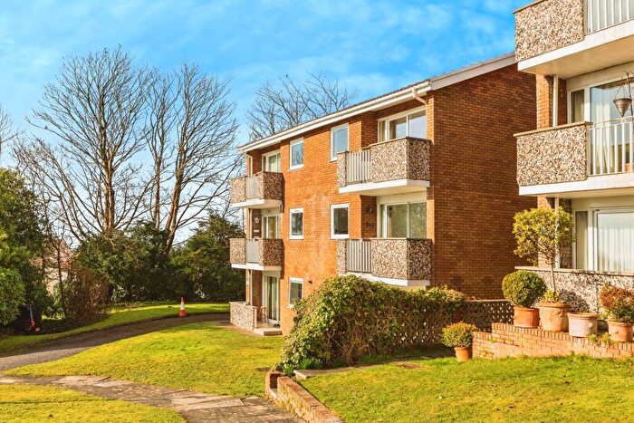 2 Bedroom Flat For Sale In Groves Avenue, Langland, Swansea, SA3