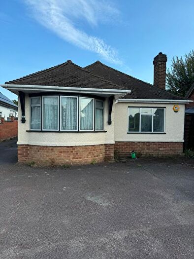 4 Bedroom Bungalow To Rent In Icknield Way, Luton, LU3