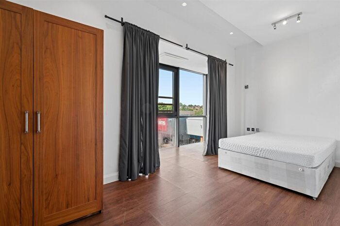 1 Bedroom Flat To Rent In Weir Road, Wimbledon, SW19